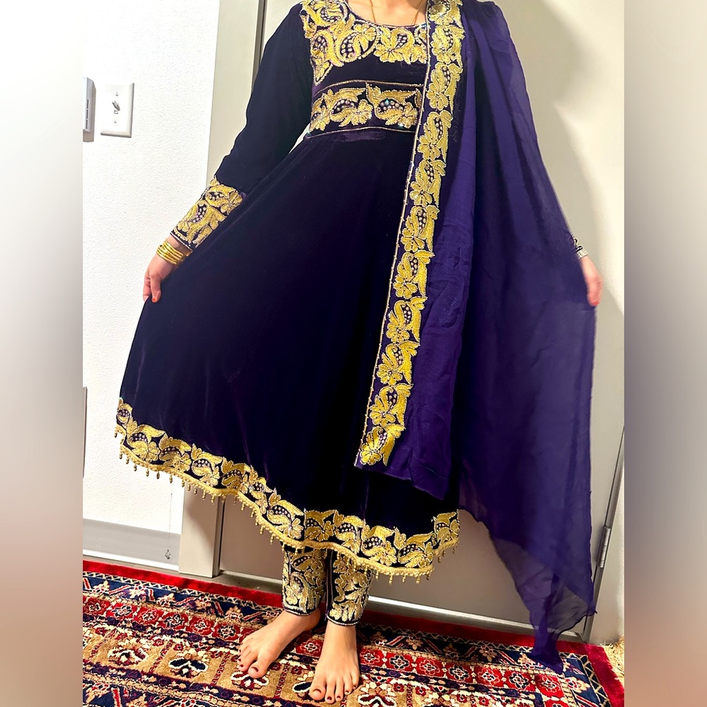 Medium size dress in a good condition with purples and gold color